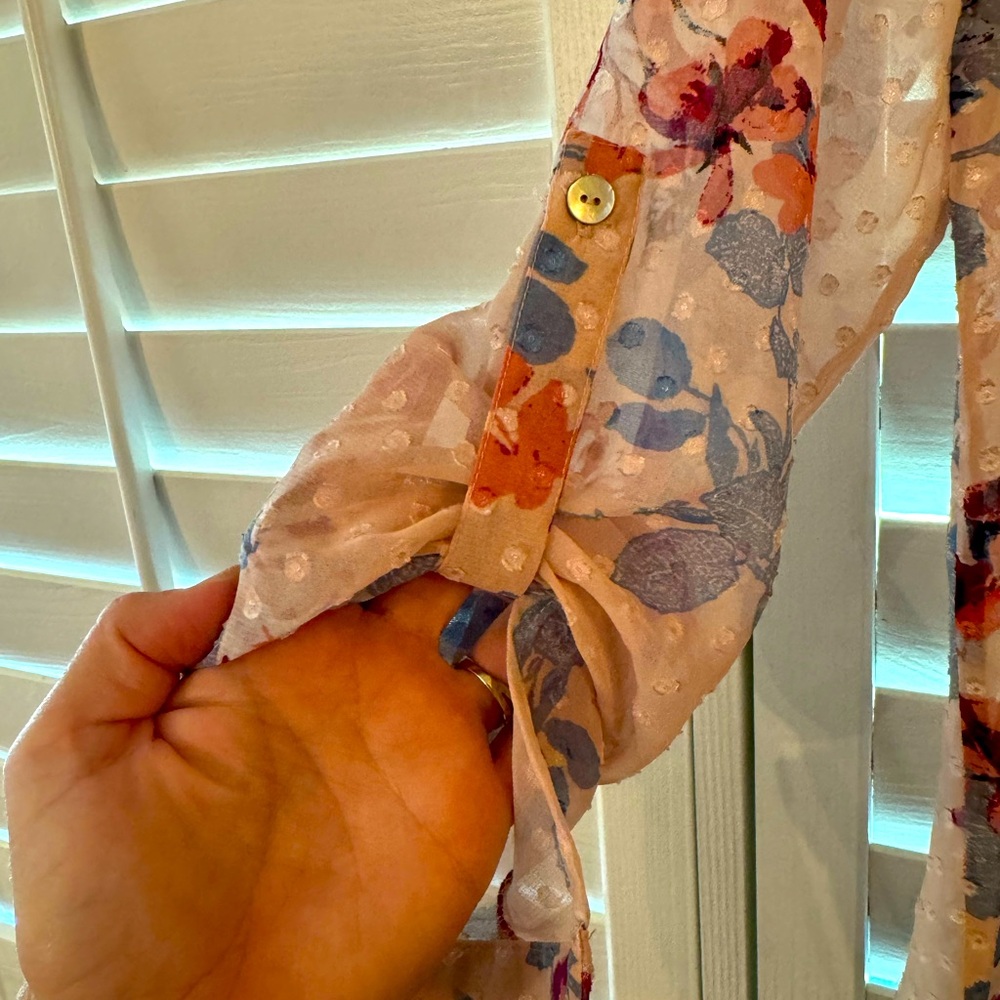 Beautiful Daniel Rainn blouse. - Picture 5 of 7